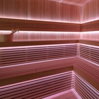 AWT THE CUBE X7-L PRO Hemlock exteriérová sauna s pergolou 300x635 12kW EOS BIO Cubo