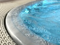 Komerčná vírivka s prelivom Riverflow a systémom pieskovej filtrácie