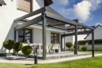 Bioklimatická pergola s látkovou strechou - kotvená k stene