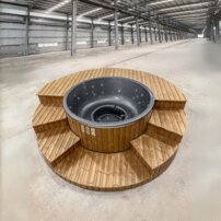 Okrúhla kúpacia kaďa s integrovaným ohrievačom v schodoch/terase