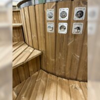 Okrúhla kúpacia kaďa s integrovaným ohrievačom v schodoch/terase