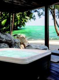 Komerčná vírivka s prelivom Riverflow a systémom pieskovej filtrácie