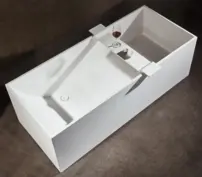 Praktická polica (liaty mramor) na vaňu pre knihu, tablet alebo nápoje, biela matná 850x160