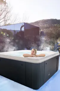 Komerčná vírivka s prelivom Riverflow a systémom pieskovej filtrácie