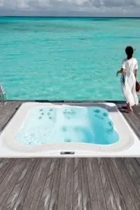 Komerčná vírivka s prelivom Riverflow a systémom pieskovej filtrácie