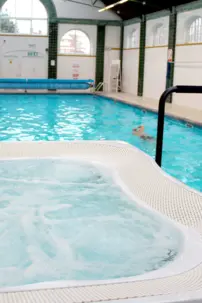 Komerčná vírivka s prelivom Riverflow a systémom pieskovej filtrácie